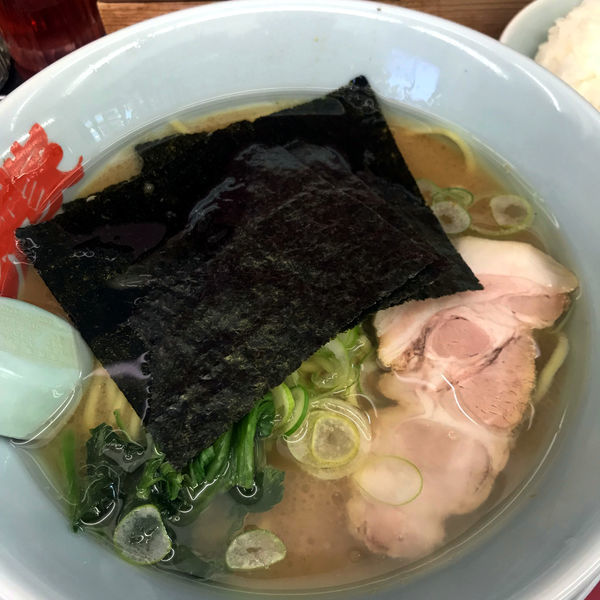 「醤油ラーメン　0円　半ライス　120円」@ラーメン山岡家 足利店の写真