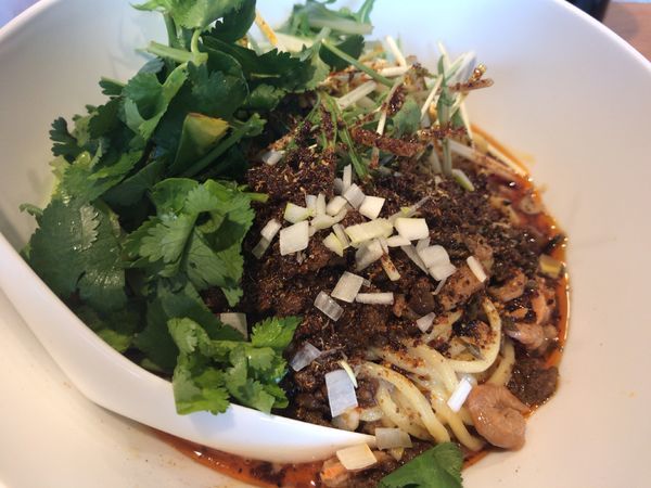 「汁なし担担麺白ゴマ880円（辛め）+パクチー100円」@汁なし担担麺 ピリリ 神田店の写真