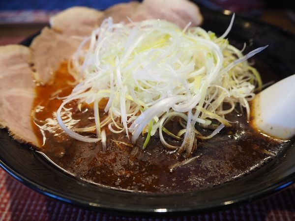 「黒勝浦タンタンメン チャーシュートッピング」@麺屋MASTER PIECE 勝浦本店の写真