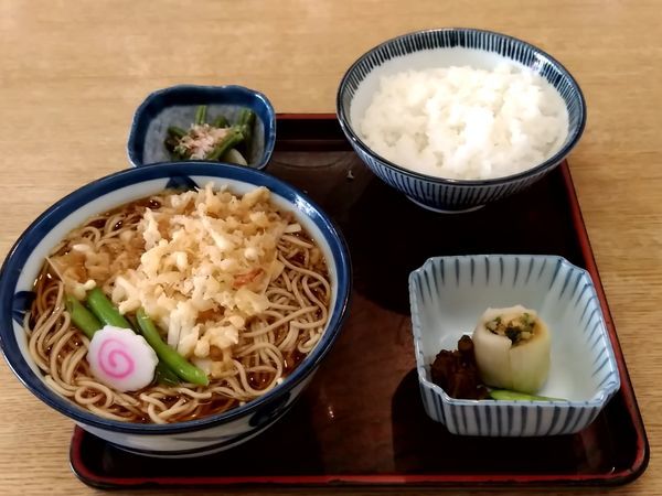 「たぬきそばセット780円」@すかや 鶴見支店の写真