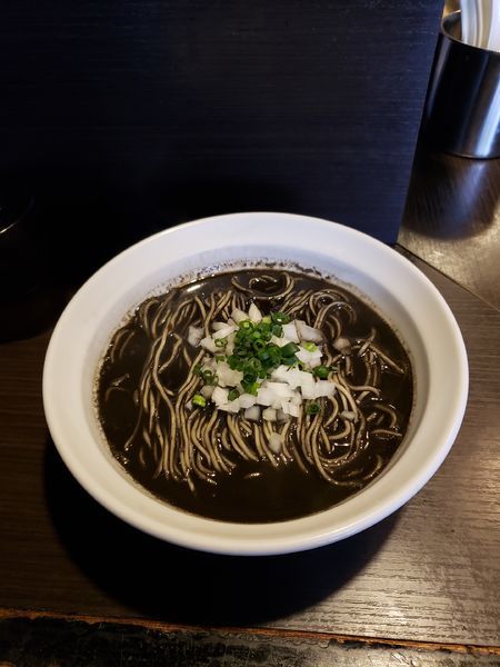 「【限定】黒極そば（黒い辛味噌）」@灰汁中華 丿貫 福富町本店の写真