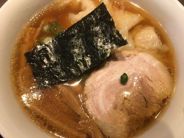 「山水地鶏醤油ワンタンらぁ麺＋刻みチャーシュー丼」@支那そばや 本店の写真