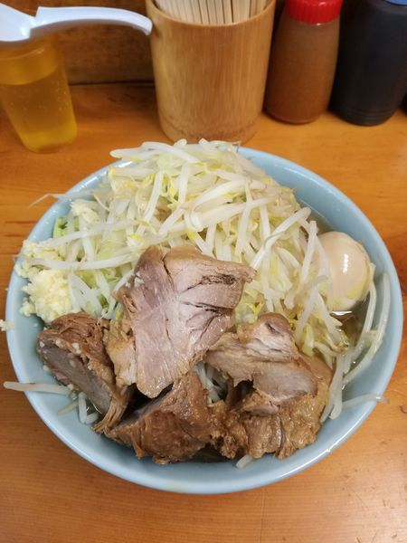 「ブタ入り：800円＋味玉子：100円」@ラーメン二郎 新橋店の写真
