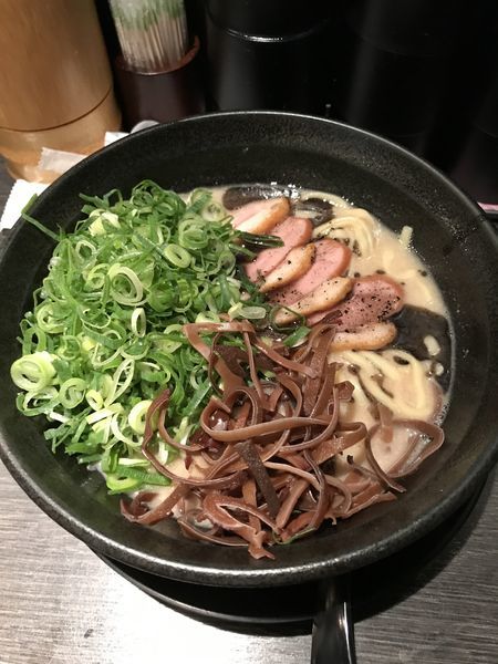 「黒極鶏白湯ラーメン 太麺 九条ねぎトッピング」@濃極 鹿児島地鶏ラーメン ちらん - CHIRAN - 京橋店の写真