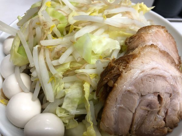 「ラーメン＋うずら＋ニンニク」@魔人豚の写真