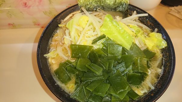 「ら～めん(680円)茎ワカメ(100円)きゃべし(100円)」@六弦の写真