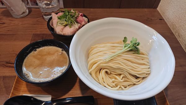 「太麺ネオ鶏白湯つけ麺(大盛り) 地鶏鶏油のチャーシュー混ぜご飯」@ラーメン 健やかの写真