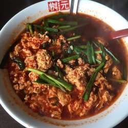 辛麺・大辛ニラ増し（900円）