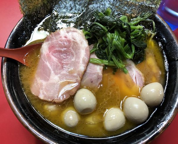 「チャーシューメン中盛り、うずらの卵」@家系ラーメン とらきち家の写真