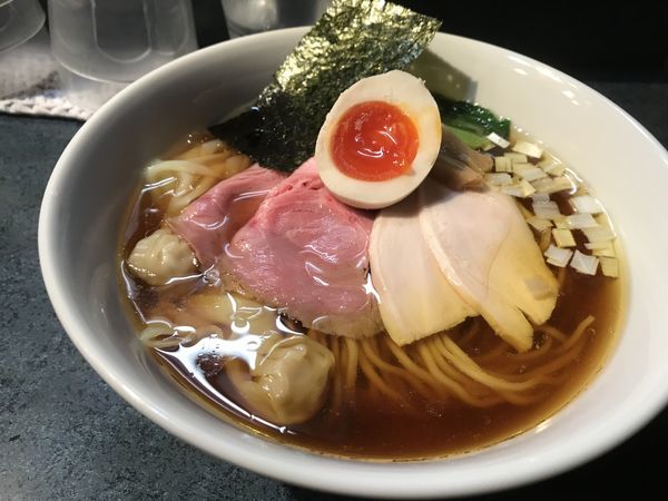 「特製醤油らーめん+ワンタン」@とものもとの写真