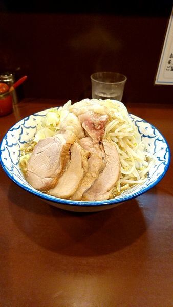 「豚ラーメン大盛980円野菜背脂増し味濃いめ」@らーめん陸の写真