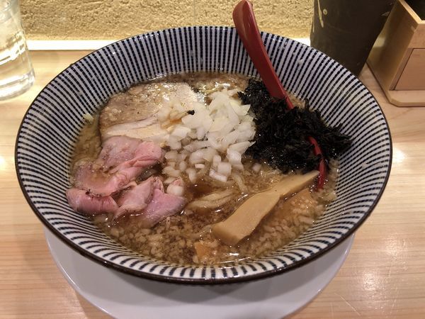 「背脂醤油らー麺」@焼きあご塩らー麺 たかはし 渋谷店の写真