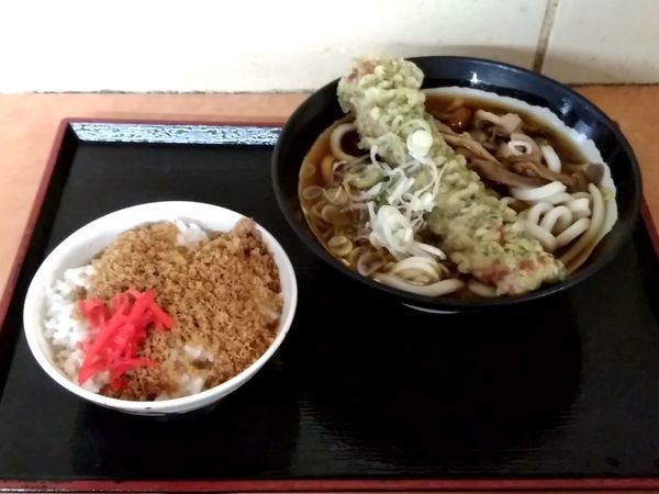「一石二鳥セット(キノコちくわ天うどん＋そぼろご飯)520円」@そば・うどん 八起家 西口店の写真