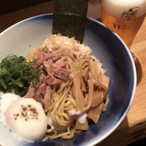 「黒さつま鶏のちー油まぜそば＋エビスビール」@麺や渦雷UZURAIの写真