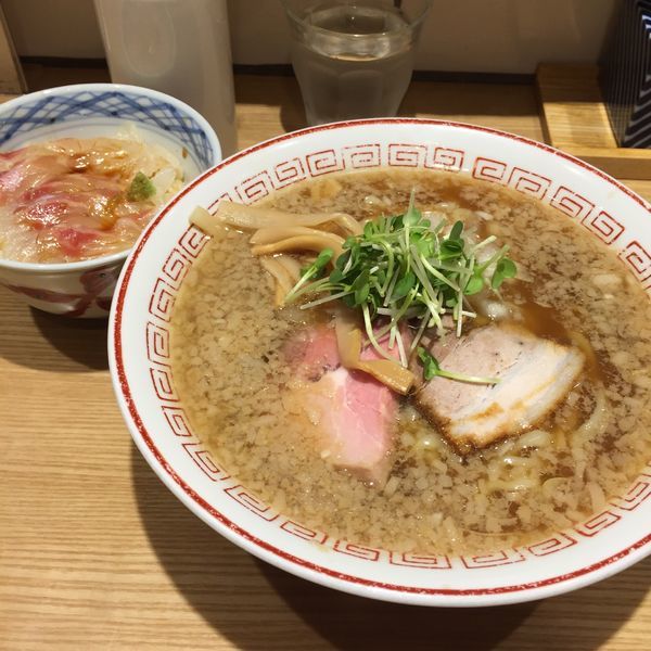 「醤油らーめん 真鯛の昆布〆丼セット 1,000円 まったり」@きたかた食堂の写真