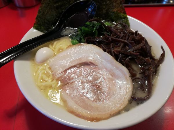 「塩らーめん　きくらげトッピング」@横浜家系ラーメン 府中大和家の写真