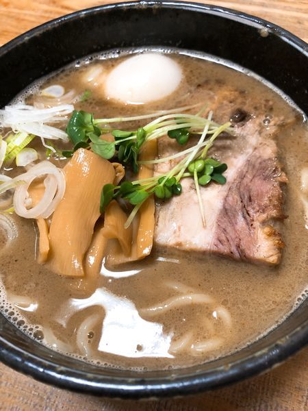 「ラーメン（太麺）¥770＋味玉 ¥100」@ラーメン ひかりの写真