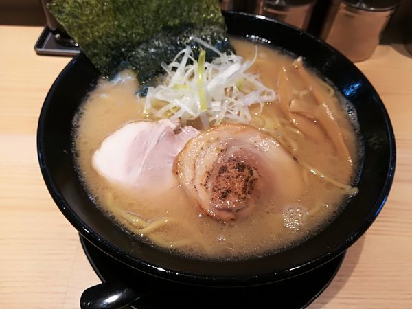 「醤油とんこつ大盛り固め太麺850円」@麺屋 辰巳の写真