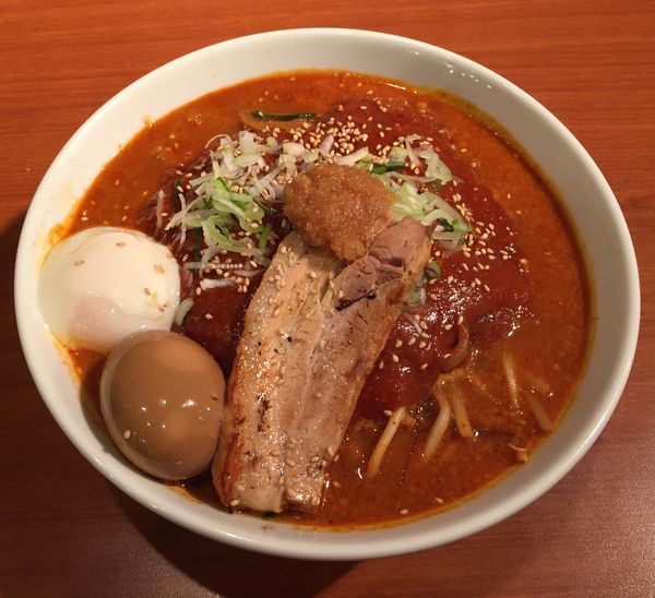 「馬辛らーめんとろ玉入(中盛り辛さ普通ニンニク有り)＋味玉」@らー麺 つけ麺 おぐりの写真