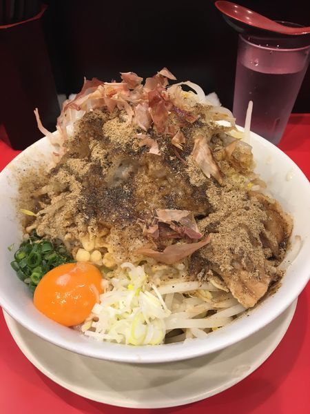 「まぜそば  魚粉  ヤサイ ニンニク アブラ  ショウガ」@用心棒の写真