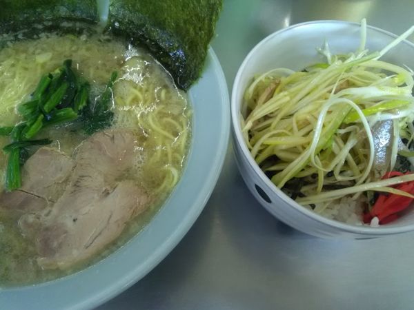 「金曜はラーメン350円麺硬め油多め　ネギ丼200円」@ラーメンショップ 野田店の写真