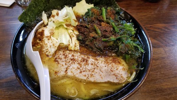 「豚骨醤油らあめん　スパイシーRED ほうれん草トッピング」@らあめん 寸八 総本店の写真