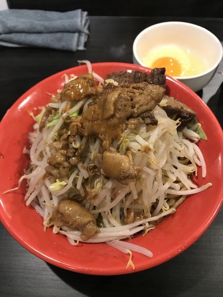 「ブタメン、中、生卵、ヤサイ、ニンニク、アブラ」@恵比寿ブタメン 早稲田店の写真