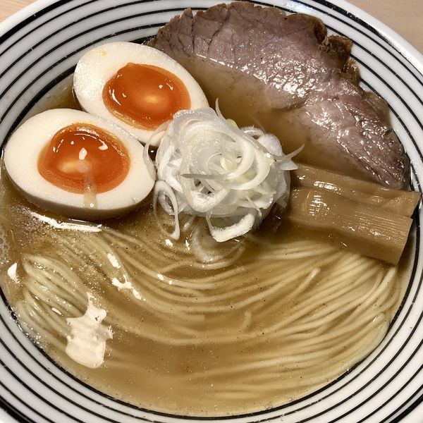 「煮干らぁめん味玉付き＋瓶ビール」@煮干しらぁめん 猫トラ亭の写真