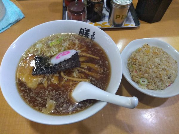 「醤油ラーメン 半チャーハンセット 850円」@支那そば 勝丸 目黒本店の写真