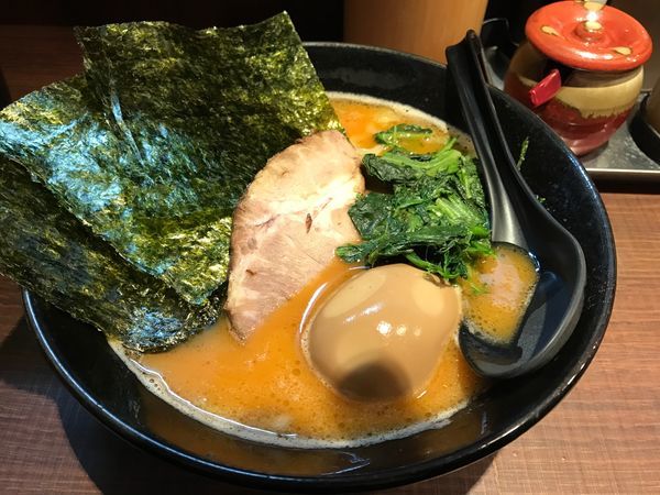 「辛味噌ラーメン並+味玉」@横浜家系ラーメン 武の写真