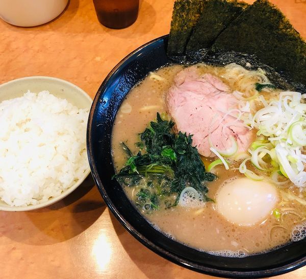 「ラーメン（並￥700）＋ネギ、半ライス、玉子」@横浜らーめん 寿三家の写真