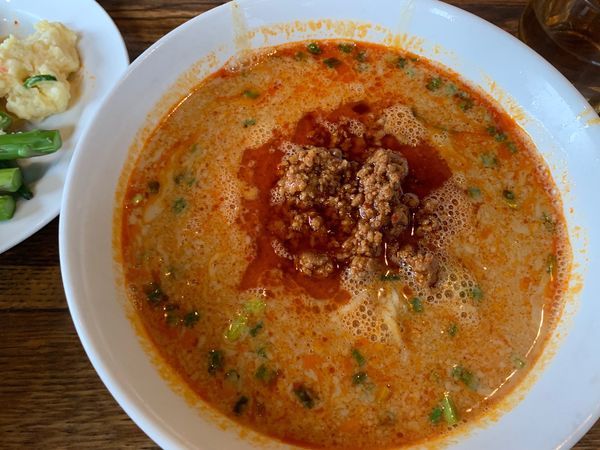 「担々麺 ランチメニューサラダバー・ライス付き」@鉄板中華 青山シャンウェイの写真