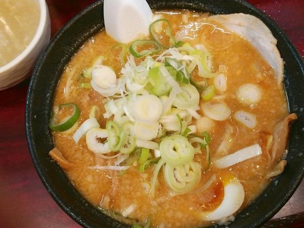 「味噌味玉子らーめん（薬味ネギ多め）＋割りスープ」@こってりらーめん なりたけ TOKYOの写真