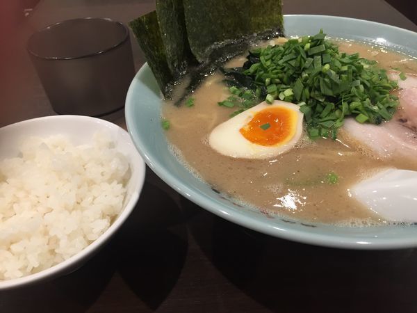 「豚骨醤油ラーメン」@横浜らーめん 六壱家の写真