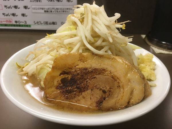 「小ラーメン（ﾔｻｲﾁｮｲﾏｼ ﾆﾝﾆｸ）」@ブタヤマニンニクンの写真