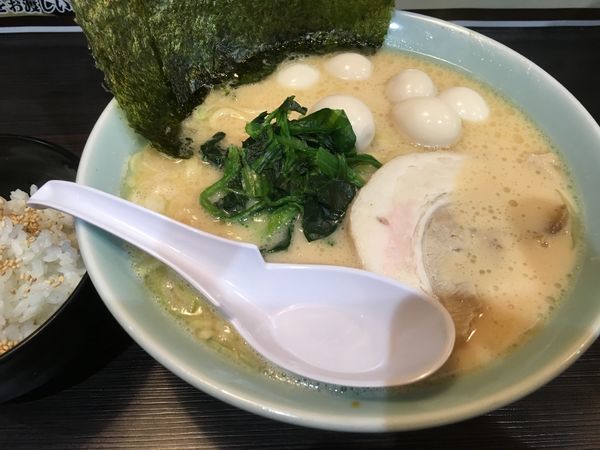 「醤油ラーメン＋うずらの卵」@横浜家系ラーメン 魂心家 青葉台店の写真