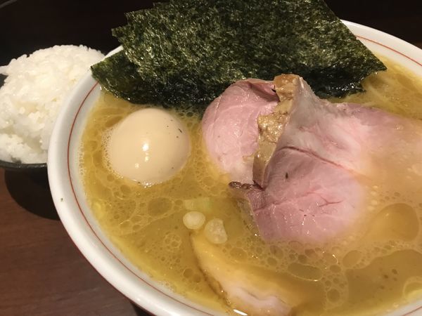 「特製らーめん もも肉 900円 ライス 100円」@らーめん飛粋の写真