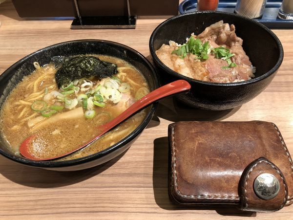 「ハーフらー麺➕ミニ豚丼」@麺屋 開高 新千歳空港店の写真
