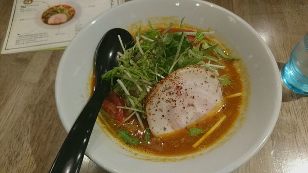 「スパイストンコツソバ_850円」@ソラノイロ トンコツ&キノコの写真