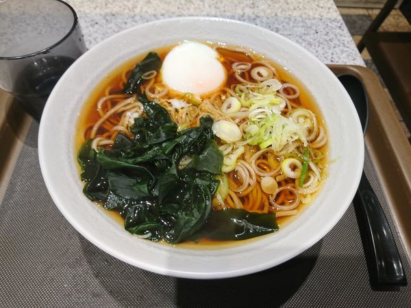 「月見そば温玉」@名代 富士そば ハッピーロード店の写真