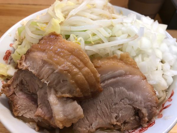 「小ブタ２枚＋玉ねぎ＋ニンニク」@ラーメン 登良治郎の写真