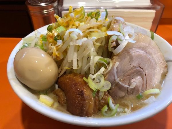 「ラーメン豚入り（にんにく・ねぎ・ラー油）豚券＋味玉￥1200」@ちばからの写真