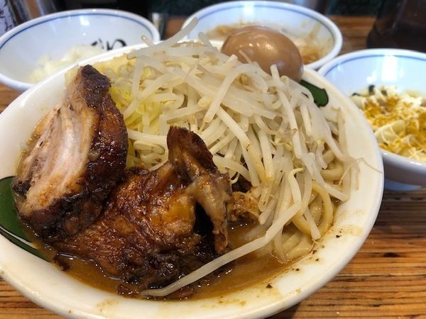 「雷（並）アブラ・カレー・玉ねぎ・味玉¥1,250」@雷 松戸駅東口店の写真