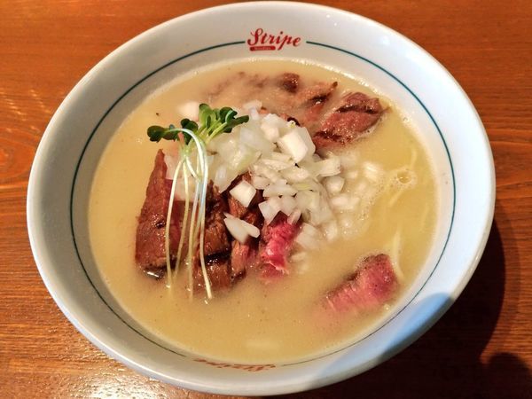 「とんこつステーキラーメンXL（塩）」@ストライプ ヌードルズの写真