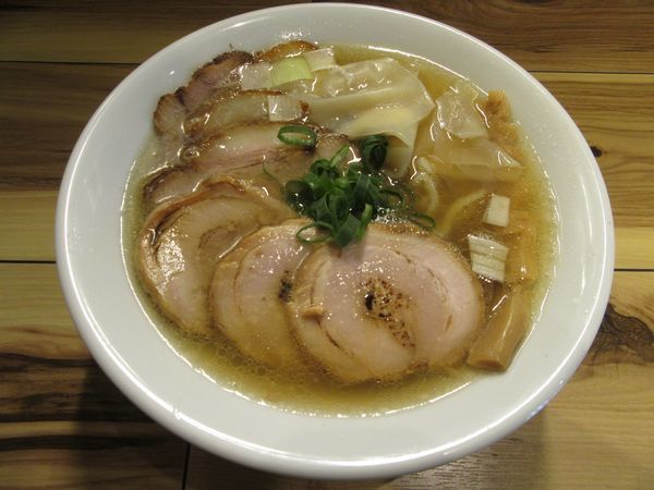 「ワンタン中華そば塩（９００円）＋チャーシュー２５０円」@土浦麺処 龍乃舞の写真