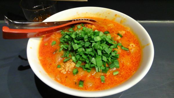 「勝浦担々麺800円+大盛り80円+玉ねぎ円100=980円」@じもんの写真