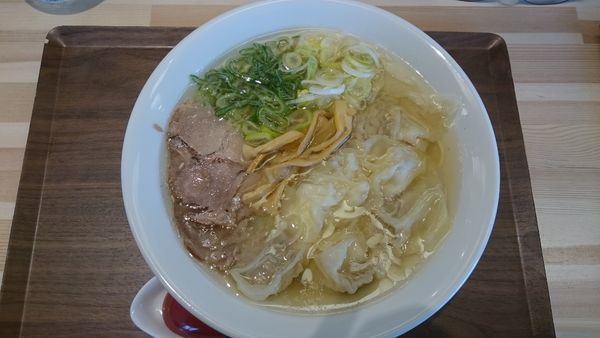 「ワンタン麺 白醤油 770円」@中華そばとおコメのお店 メシケン。の写真
