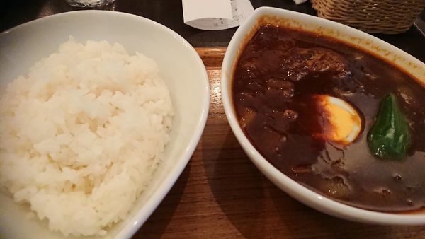 「ハンバーグ・黒・３辛」@スープカレー屋 鴻 神田駿河台店の写真