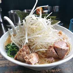 10年目の醤油ラーメン中盛モヤシ増し(990円)