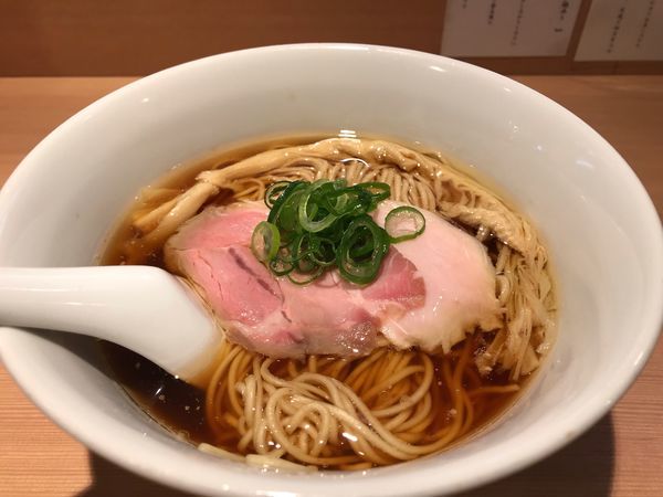 「醤油らぁ麺」@らぁ麺 はやし田 新宿本店の写真